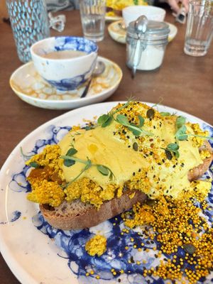 Vegan Egg Benedict at Pequeno Café e Bistrô - Príncipe Real in Lisbon