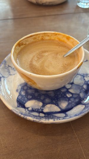 Oat cappuccino   at Pequeno Café e Bistrô - Príncipe Real in Lisbon