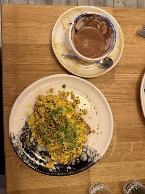 Eggs Benedict and hot chocolate, yum #Veganuary at Pequeno Café e Bistrô - Príncipe Real in Lisbon