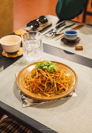 Tofu frites avec julienne et poivrons at Carré Jardin in Lyon