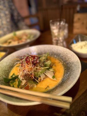 „COM CARI DÓ CHAY"
ROTES CURRY THAI-BASILIKUM TOFU SAISONALES GEMUSE | KOKOSMILCH
JASMINREIS | LEICHT SCHARF  at Quan 19 in Hamburg