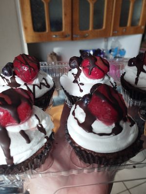 Cupcakes bizcocho cacao relleno de ganache y crema vegetal batida fresas y arándanos at Tasty Monkey in Calama