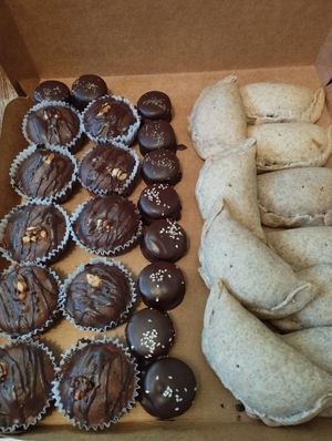 Pedido coctelería mini brownies de cacao,nue, mini alfajores , mini empanadas masa integral rellenos de pino de verduras con proteína de soja y quinoa at Tasty Monkey in Calama