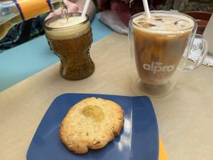 A yummy vegan treat and cool drinks to enjoy outside on a sunny day  at Mireille Café Moderne in Montpellier