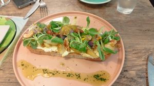 Tosta de pera caramelizada, queso crema, nueces y brotes at La Loca de Enfrente in Madrid
