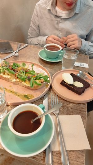 Café, tosta de fruta caramelizada, brownie y chocolate at La Loca de Enfrente in Madrid