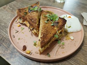 Jackfruit sandwich with all-i-olli foam at La Loca de Enfrente in Madrid