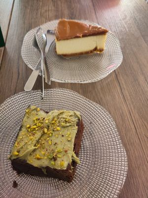 Brownie de pistacho y chocolate y tarta de queso de lotus at La Loca de Enfrente in Madrid