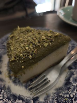 Tarta de queso y pistacho at La Loca de Enfrente in Madrid
