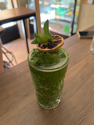 Batido (de base le ponen zumo de manzana pero se puede pedir con leche vegetal) at La Loca de Enfrente in Madrid