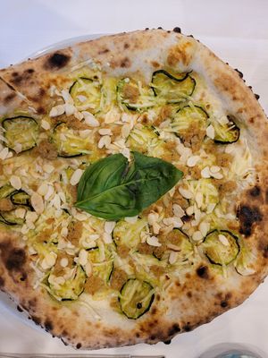 Vegan tonijn, amandelschaafsel en gebakken courgette at Pizzeria Vizio 5 in Dormelletto