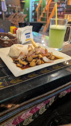 Champion saltado and lime mint jugo at La Casa de Bamboo in Huacachina