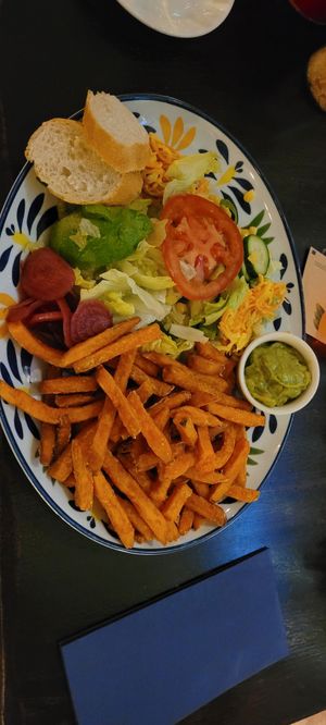 Fresh farmer Salat, Süsskartoffel Pommes at Stars and Stripes in Opfikon