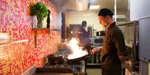 Personeel met passie aan het werk on de keuken at Tante Annie's Lunch, Bar & Tapas in Oldenzaal