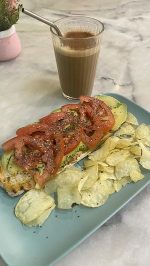 Torrada de aguacate y chai latte 100%  at Cupcakemoka bakery in Barcelona