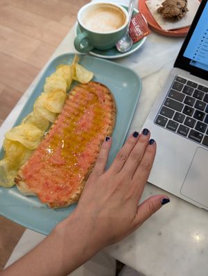 Tostada de tomate + café (y cookie) vegan at Cupcakemoka bakery in Barcelona