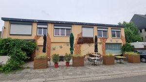 front - unfortunately it was closed. 
(note: make a reservation - we wanted to go on another evening, and phoned a couple of days in advance, but it was fully booked).   at Zus en Zo in Bocholt