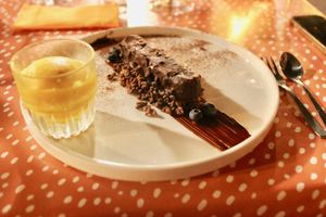 Een huisgemaakte hazelnoot ijsreep.

Omhuld met pure chocolade en nootjes. Geserveerd op chocolade-koffie rice krispies + huisbemaakte mango sorbet
 at Zus en Zo in Bocholt