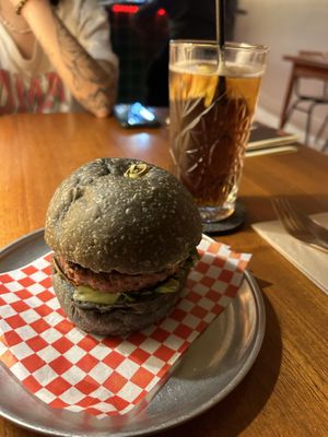 Burger (in vegan option) + Cola „Whole Earth“  at Faire Tapas & Wine in Barcelona