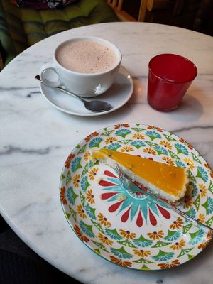Vegane Maracujatarte und Kakao mit Hafermilch at Le Petit Wayang in Nuremberg