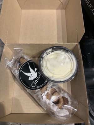 mini cinnamon rolls with lemon icing #Veganuary at Cinnaholic in Tampa