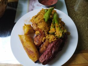 Broccolis with banana and potatos at Reencuentro con la Naturaleza in La Paz