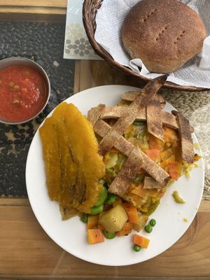 Tarte de légumes avec banane plantain et légumes à la vapeur   at Reencuentro con la Naturaleza in La Paz