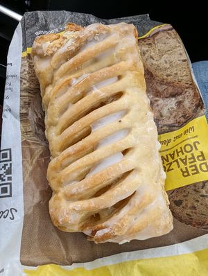 Apfeltasche at Bäckerei Konditorei Café Plank in Feucht