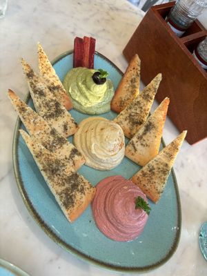 Hummus platter  at Earth Cafe @ BKC in Mumbai