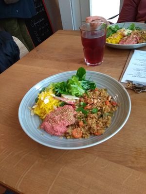 Wochen-Bowl mit Hummus, orientalischen Bulgur und Salat at Die Küchenschelle in Rottweil