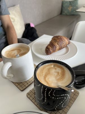 Cappuccino mit Soja Milch, Veganer Croissant.  at Mamacita Cafè - Sweet & Salty in Salo