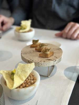 Panissa di ceci, hummus e cialde croccanti con avocado  at Marixx in Ventimiglia