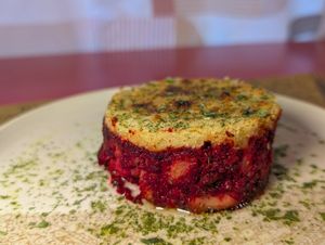 Tortino di cavolfiore e barbabietola con hummus di lenticchie e panna di anacardi at Lestro Pizza Restaurant in Brescia