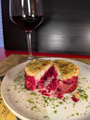 Tortino di cavolfiore e barbabietola con hummus di lenticchie e panna di anacardi at Lestro Pizza Restaurant in Brescia