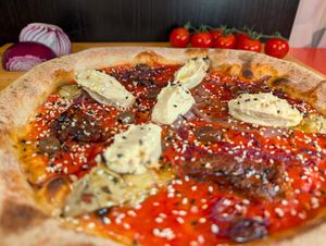 Amarga una delle più amate. Cuori di carciofo alla brace, radicchio tardivo in agrodolce, pomodori semisecchi in evo, olive taggiasche, cipolla al forno. at Lestro Pizza Restaurant in Brescia