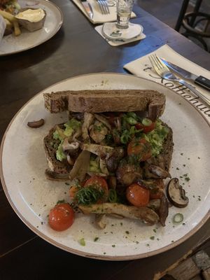 Bospaddestoelen toast met avocado  at 't Koffiehuuske in Heerlen