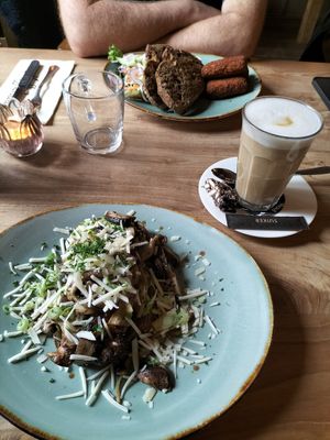 Vegan paddenstoelen-avocado toast en koffie met havermelk at 't Koffiehuuske in Heerlen