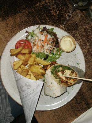Wrap met tofu en friet. Friet lekker natuurlijk. De wrap kon beter at 't Koffiehuuske in Heerlen