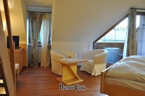 The rooms are spacious and have their own covered balcony with fine quality table and chairs.Wi-Fi at Relais Rose in Esselbach