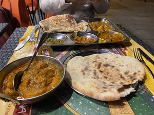 Curry mit Kartoffeln und Naan-Brot  at Krishna Bhavan - 5eme in Paris