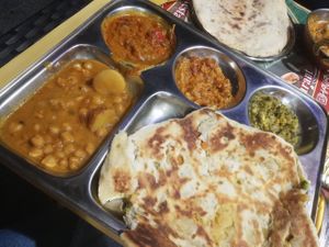 Currys mit gefülltem Naanbrot at Krishna Bhavan - 5eme in Paris