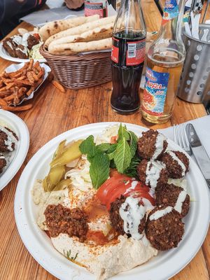 Falafelteller, Pitabrot und Süßkartoffel Pommes at Aroma Vegetarian & More in Frankfurt
