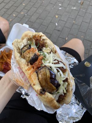 Falafel Hummus Aubergine  at Aroma Vegetarian & More in Frankfurt