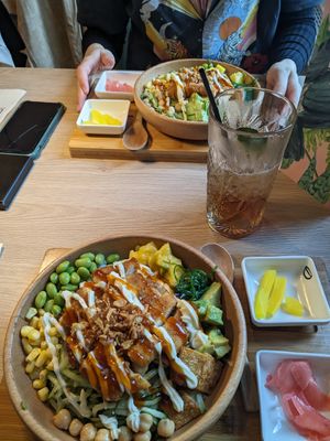 Vegan chicken bowl and homemade lychee ice tea at Little Dadawan in Maastricht