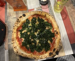 Spinat Pizza mit viel Knoblauch   at La Bufalina in Solingen