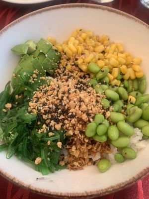 Heerlijke zelfs samengestelde poke bowl  at Mijia in Tenerife