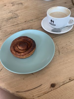 cinnamon bun & latte  at Bataat in Amsterdam