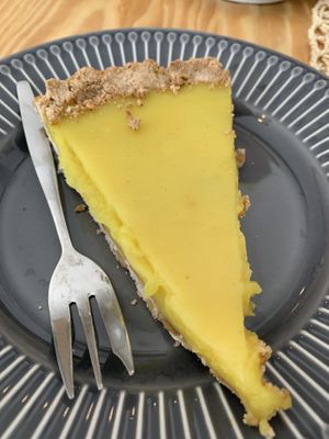 Tarte au citron vegan at Bataat in Amsterdam