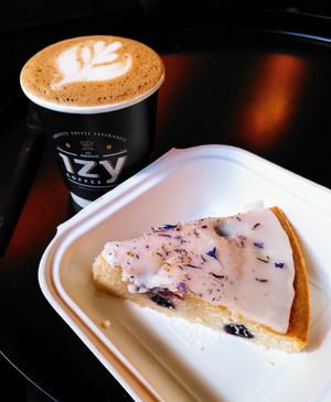 Lemon/Blueberry cake + Mexican Latte (all vegan) at Izy Coffee in Brussels