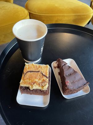 Cheesecake brownie and chocolate fudge cake  at Izy Coffee in Brussels